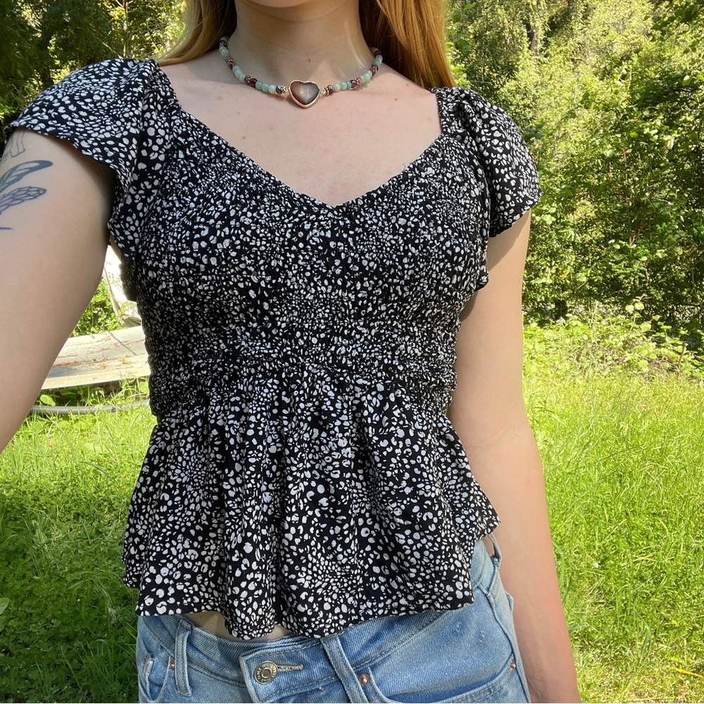 Ruffle butterfly sleeve black and white top
